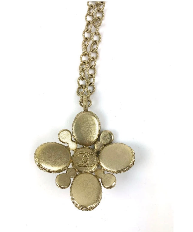 Chanel pearl necklace
