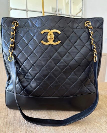X-large chain tote with turn lock