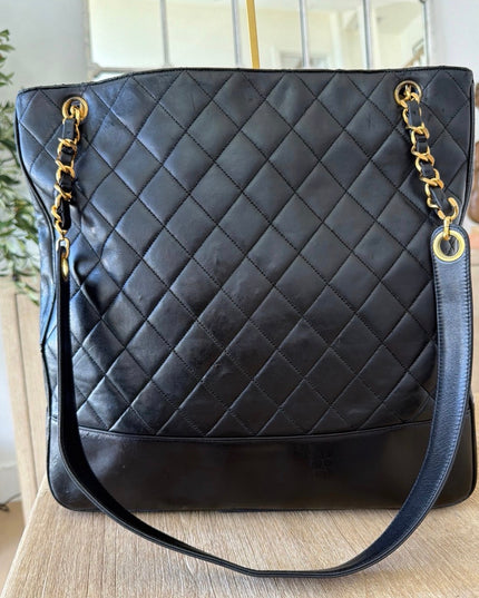 X-large chain tote with turn lock