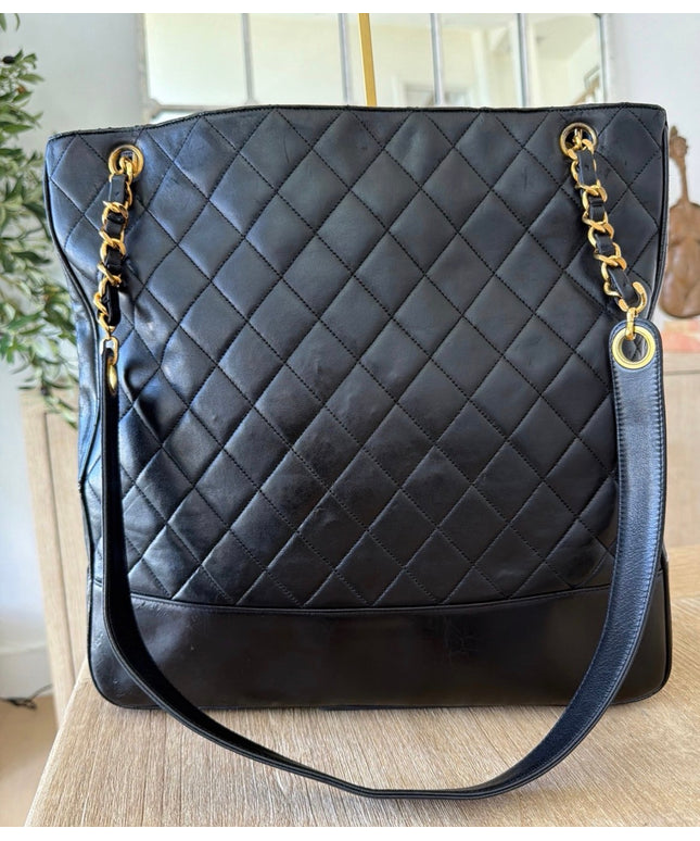 X-large chain tote with turn lock