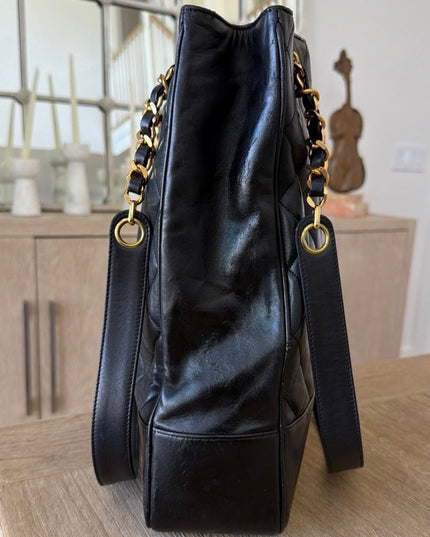 X-large chain tote with turn lock
