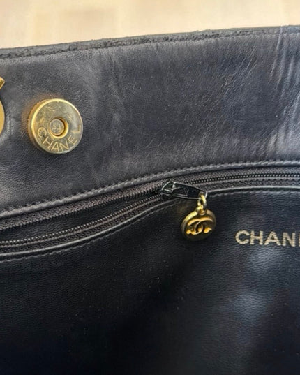 X-large chain tote with turn lock