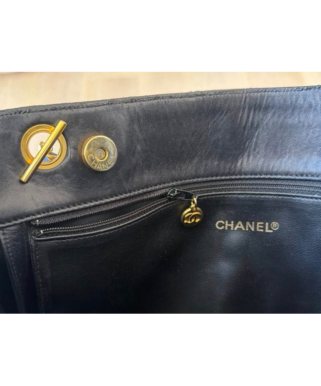 X-large chain tote with turn lock