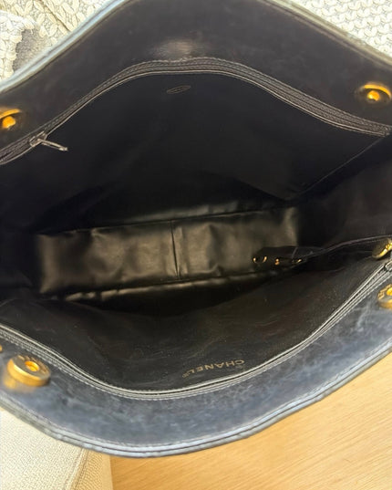X-large chain tote with turn lock