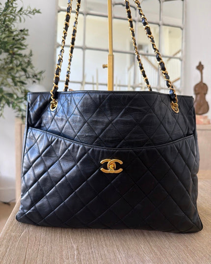 Large chain turn lock tote