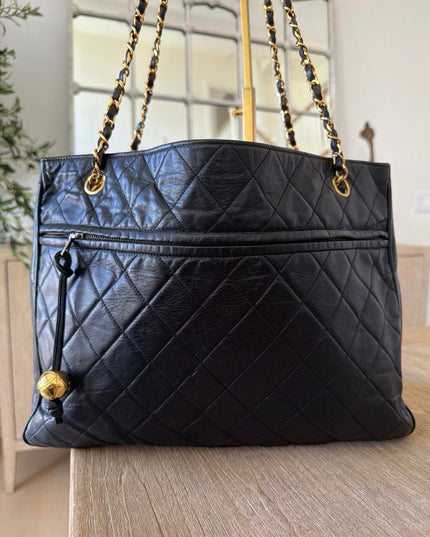 Large chain turn lock tote
