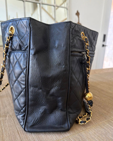 Large chain turn lock tote