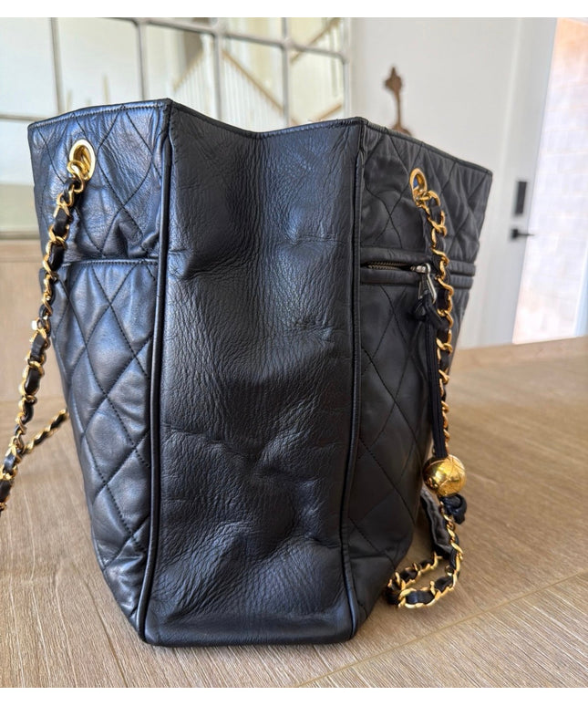 Large chain turn lock tote