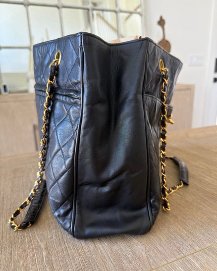 Large chain turn lock tote