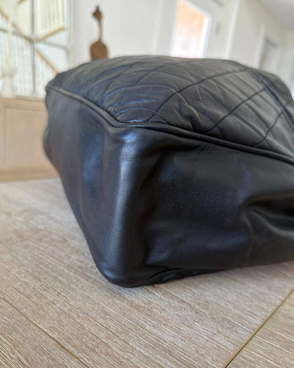 Large chain turn lock tote