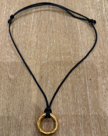 Circle chocker on cord
