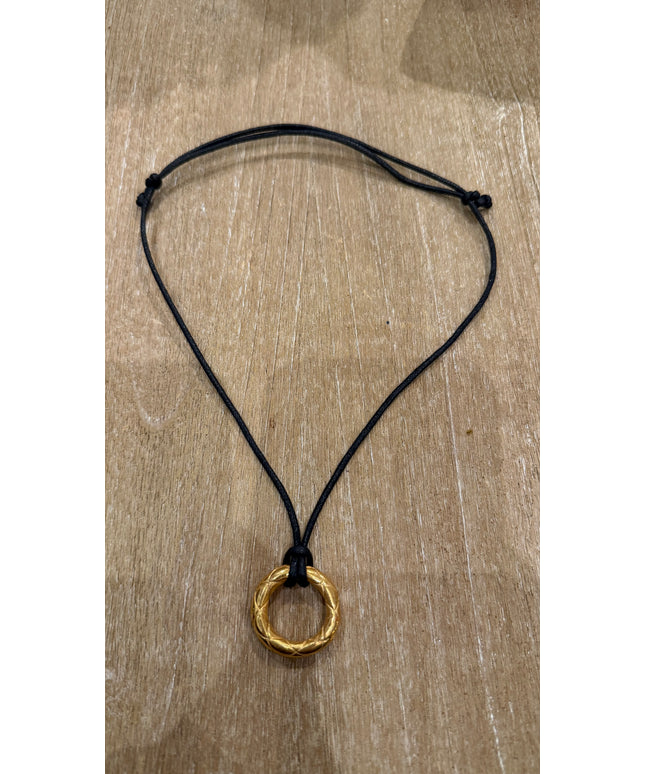 Circle chocker on cord