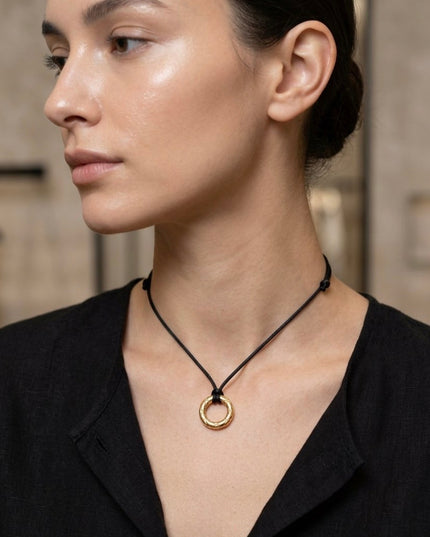 Circle chocker on cord