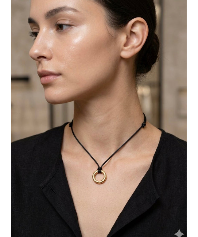 Circle chocker on cord