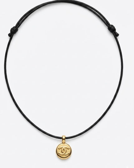 Small medallion coard necklace
