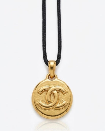 Small medallion coard necklace