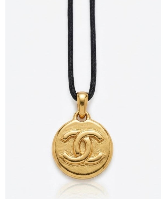 Small medallion coard necklace
