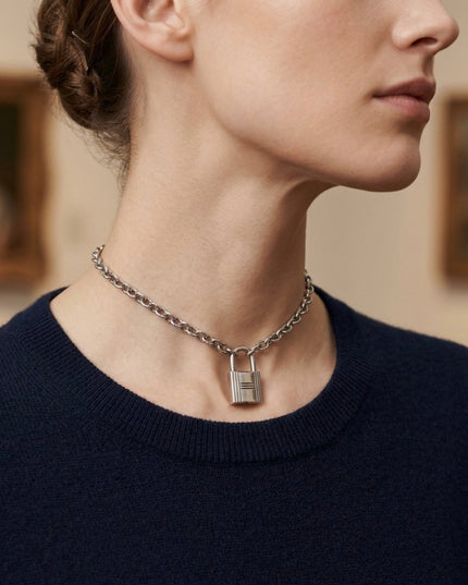 Small medallion coard necklace