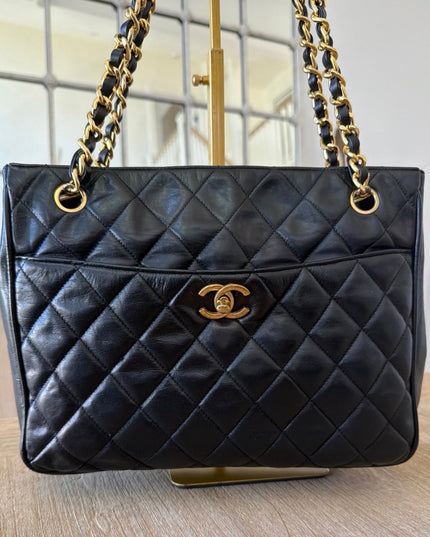 Tote chain turn lock bag