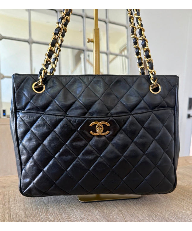 Tote chain turn lock bag