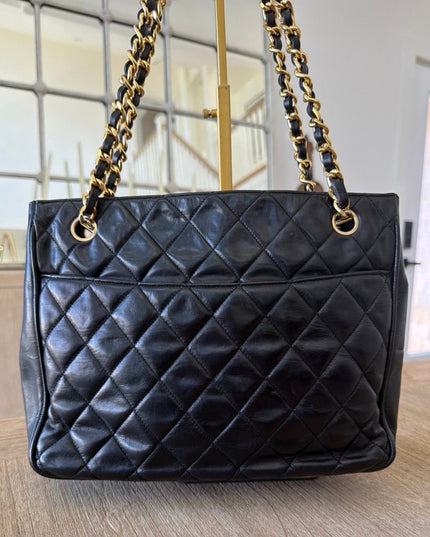 Tote chain turn lock bag