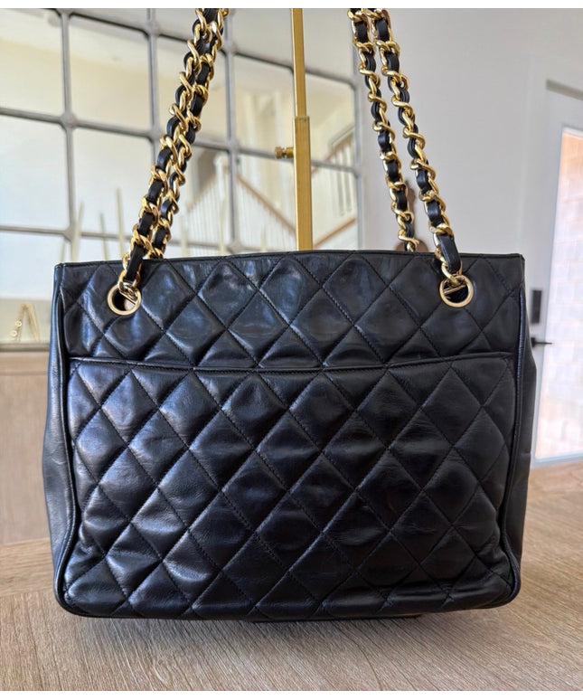 Tote chain turn lock bag