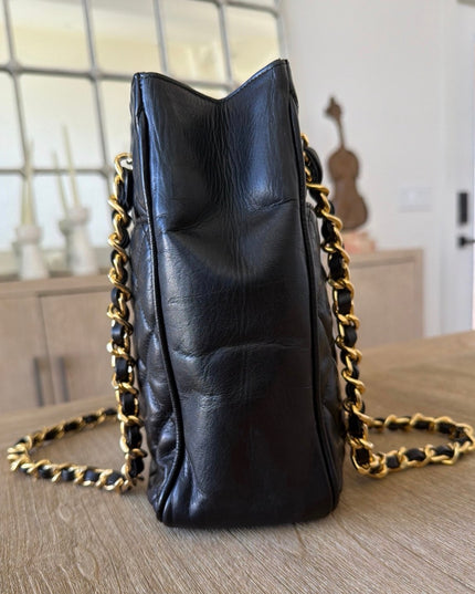 Tote chain turn lock bag