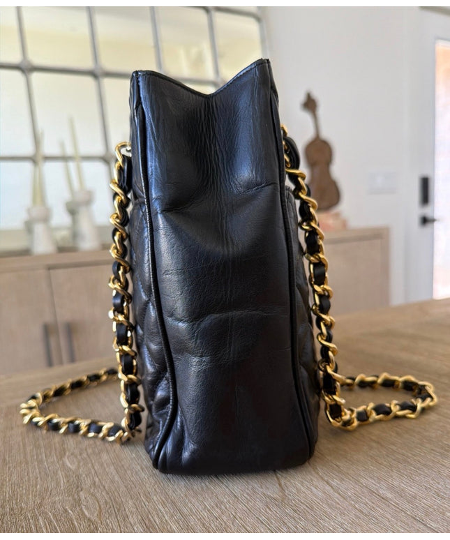 Tote chain turn lock bag
