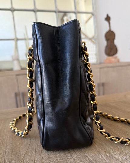 Tote chain turn lock bag