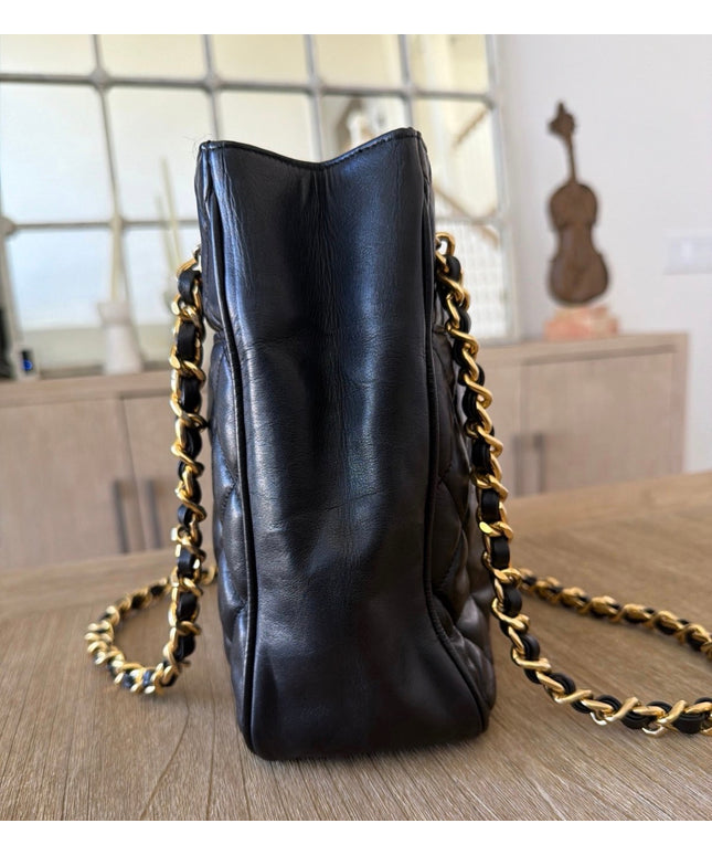 Tote chain turn lock bag