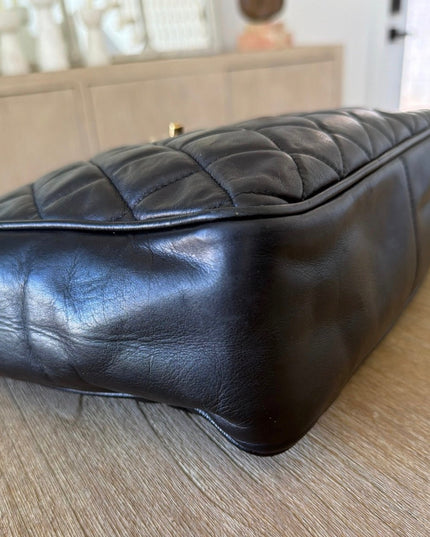 Tote chain turn lock bag