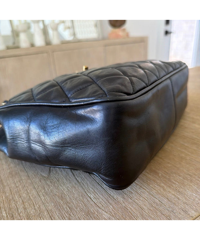 Tote chain turn lock bag