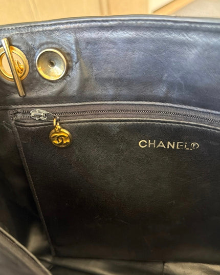 Tote chain turn lock bag