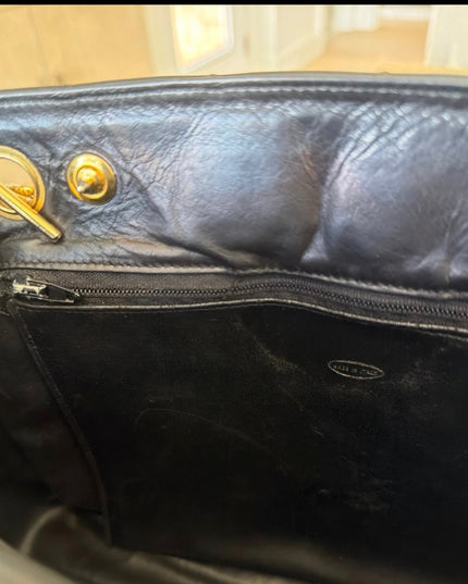 Tote chain turn lock bag