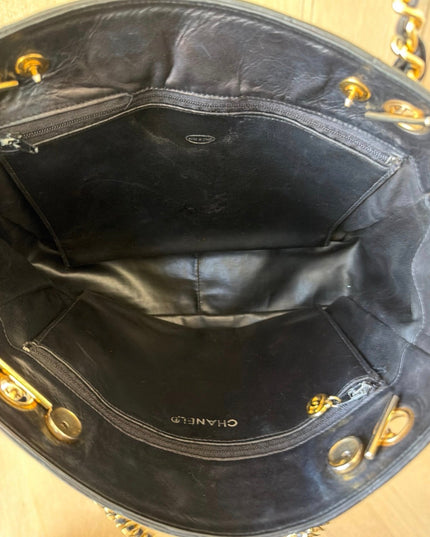 Tote chain turn lock bag
